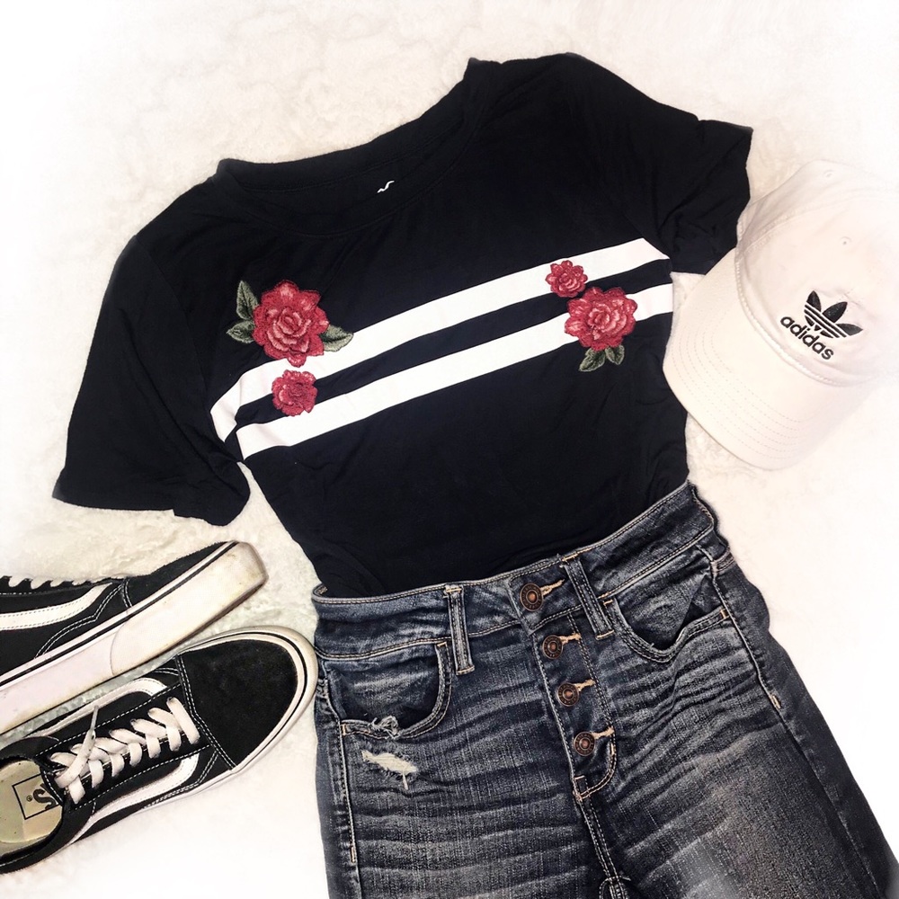 ✰ HOLLISTER Embroidered Soft Easy Tee ✰